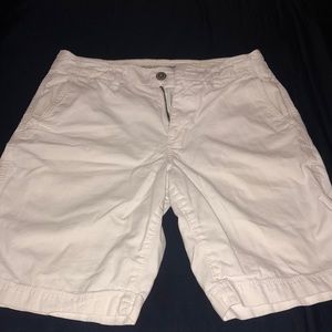 American Eagle White Short Kakis (Medium)